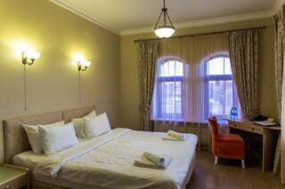 Гостиница Отель «Медный Двор» Суздаль Стандартный двухместный номер с 1 кроватью или 2 отдельными кроватями, вид на реку-1